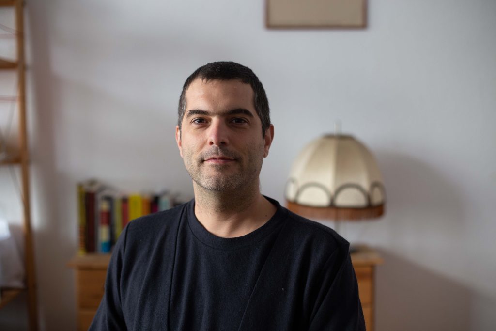 Retrato de Serge Llorca en despacho, traductor freelance especializado en servicios de traducción