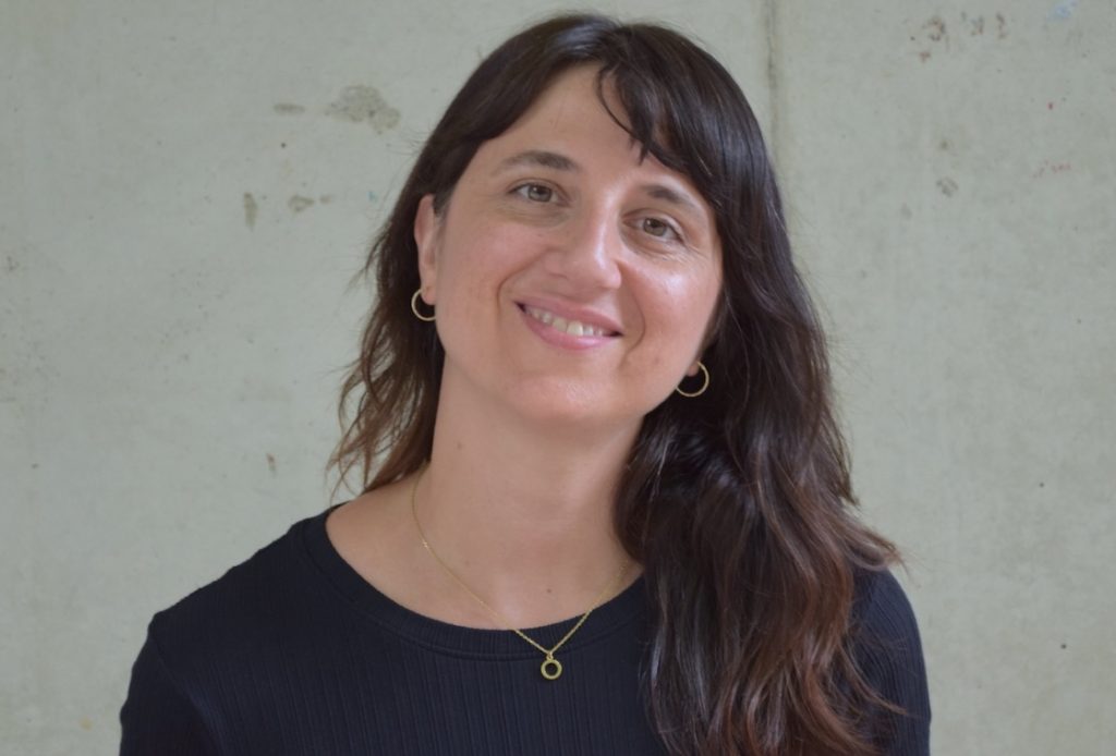 Irene Jové sonriendo, especialista en corrección de textos en catalán y asesoramiento lingüístico